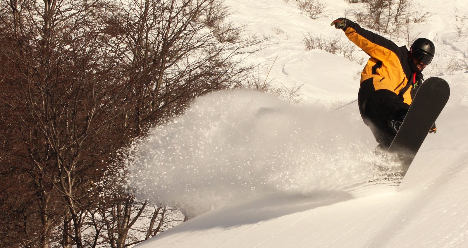 Snowboard freeride, nieve volando